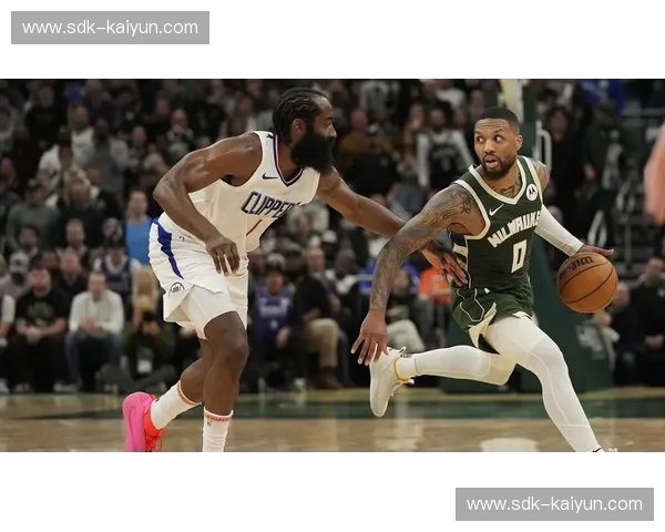 铁血北境遭遇密尔沃基铁蹄：猛龙与雄鹿的巅峰对弈，谁才是东部的真正硬骨头？